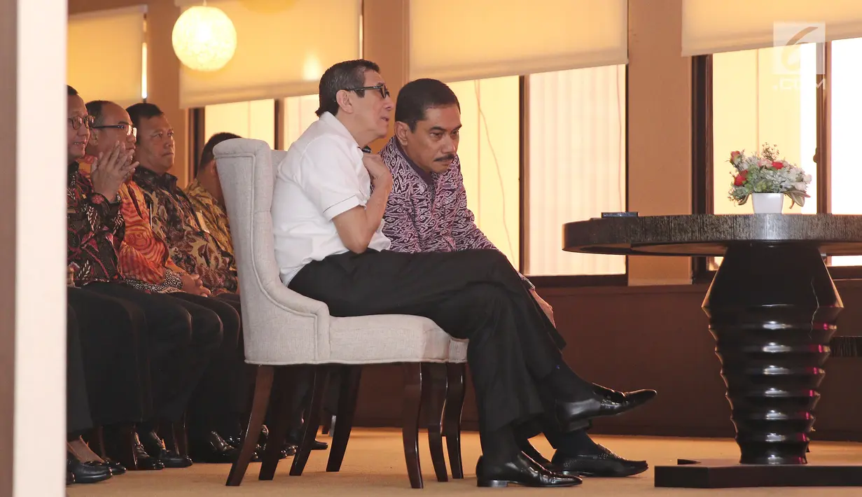 Menkumham Yasonna Laoly berbincang dengan Kepala BNPT Suhardi Alius saat acara MoU di gedung Kemenkumham, Jakarta, Kamis (31/5). Kerja sama tersebut terkait dengan penanggulangan tindak pidana terorisme. (Liputan6.com/Herman Zakharia)