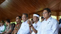 Menteri Desa, Pembangunan Daerah Tertinggal dan Transmigrasi Eko Putro Sandjojo bersama Bupati Purwakarta Dedi Mulyadi. (Liiputan6.com/Abramena)