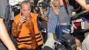 Gubernur Riau Annas Maamun tak kuasa menahan air mata saat memasuki Gedung KPK, Jakarta, (8/10/14). (Liputan6.com/Miftahul Hayat) 