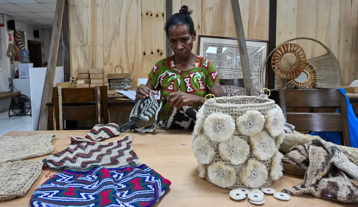 <p>Kata bilum berarti "rahim" dalam bahasa lokal Tok Pisin. Para wanita memberikan kehidupan baru pada tas anyaman tangan fungsional yang membawa mereka ke khalayak internasional dengan imbalan upah tetap. (ADEK BERRY/AFP)</p>