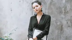 OOTD yang selalu cocok untuknya yakni outfit hitam. Seperti penampilannya ini yang memakai kemeja gelap serta anting panjang dengan warna senada.(Liputan6.com/IG/@yunitasiregar)