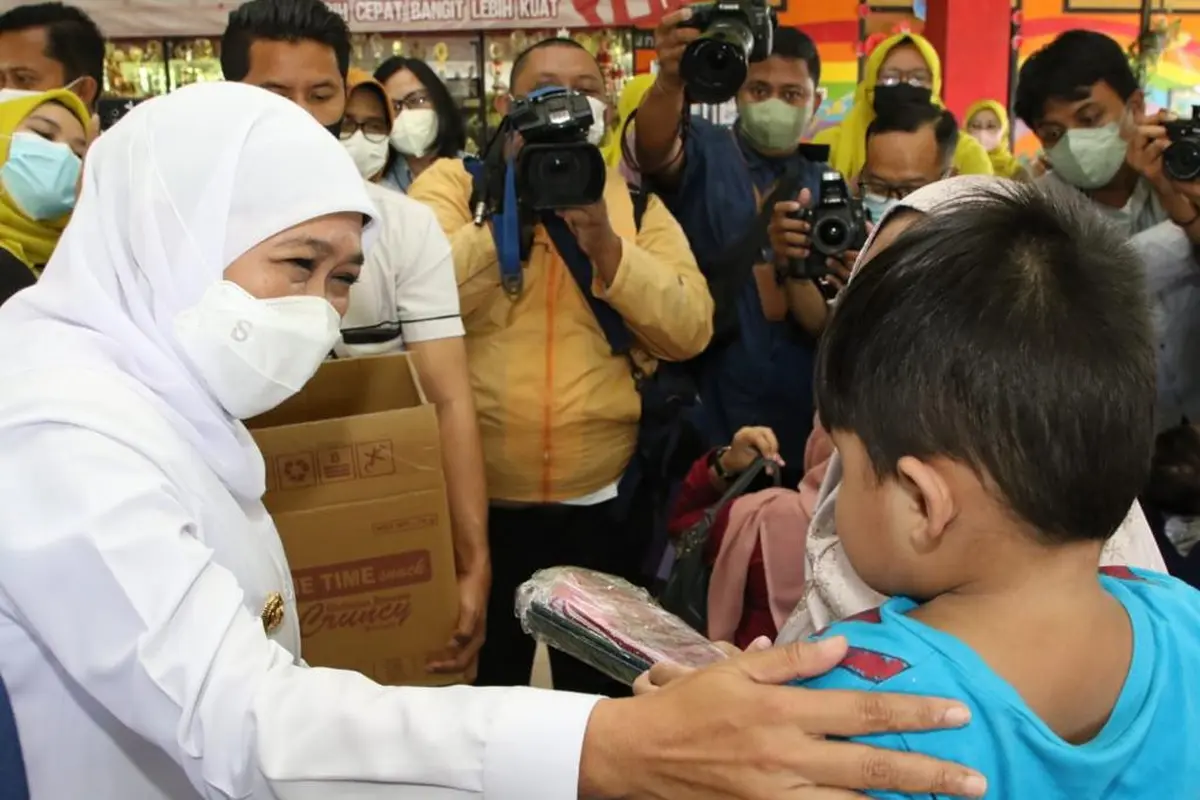 Gubernur Jawa Timur, Khofifah Indar Parawansa saat meninjau imunisasi polio (Foto: Humas Dinkes Jatim).