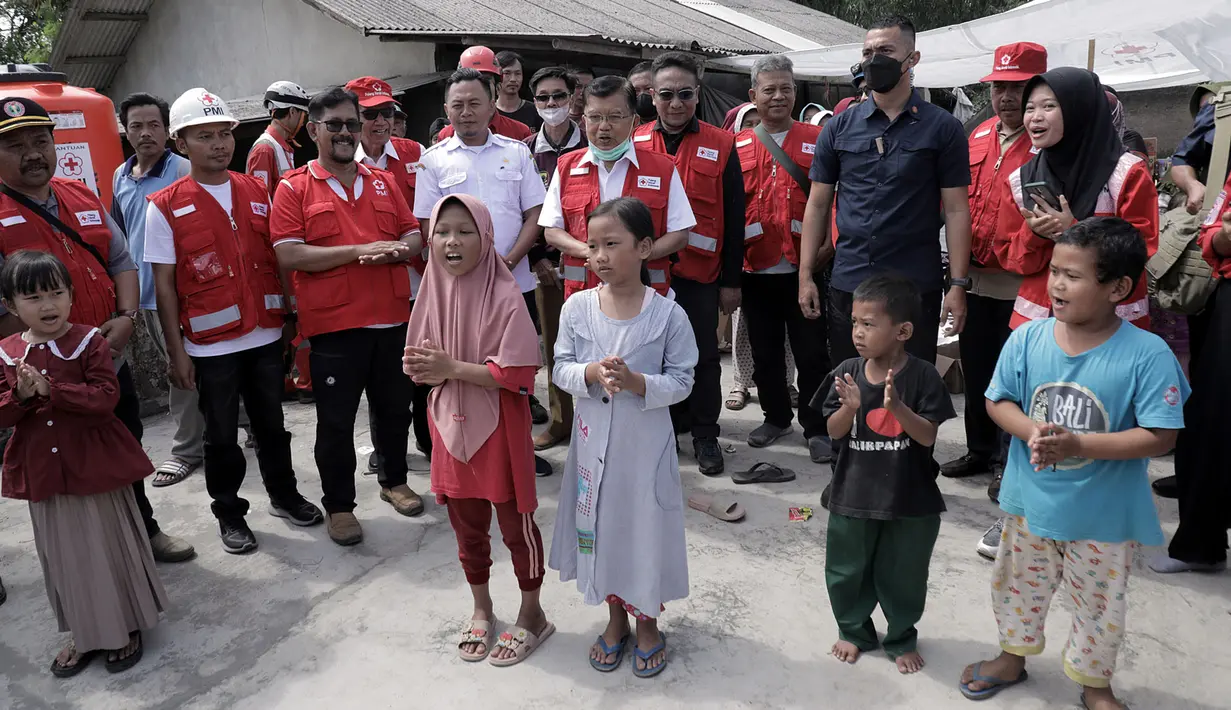 Ketua Umum Palang Merah Indonesia (PMI) Jusuf Kalla (tengah) melihat anak-anak saat meninjau korban gempa di Kabupaten Cianjur, Jawa Barat, Rabu (23/11/2022). Dengan upaya PMI, Jusuf Kalla berharap kebutuhan masyarakat dapat dipenuhi dengan baik. (Ade Danhur/Staff JK)