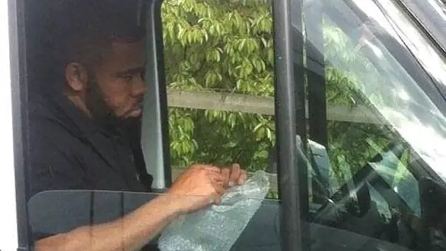 8 Potret Aksi Nyeleneh Orang saat Nyetir Mobil, Ada yang Multitasking