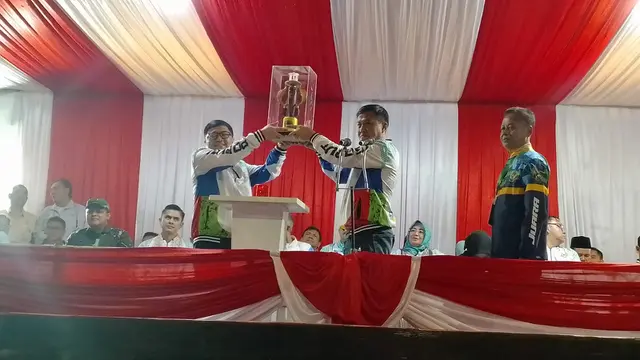 Ketua Panitia Pelaksana Porkab 2024 Subhan Rohmansyah bersama Ketua KONI Garut Abdusy Syakur Amin memperlihatkan piala bergilir Porkab Garut. (Liputan6.com/Jayadi Supriadin)