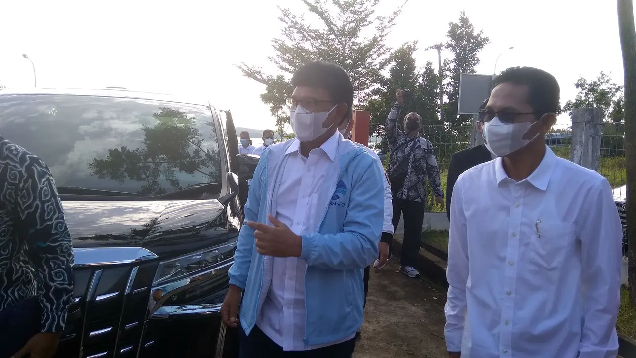 Menteri Komunikasi dan Informatika Johnny Plate meninjau lahan seluas 4,16 hektar untuk pembangunan pusat data nasional di Batam. (Liputan6.com/Ajang Nurdin)
