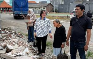 Nenek Elina saat mendatangi bekas rumahnya yang kini sudah rata dengan tanah. (Liputan6.com/ Dian Kurniawan)