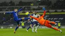 Pemain Chelsea Christian Pulisic (kiri) yang mencoba untuk mencetak gol berhadapan dengan kiper Tottenham Hotspur Hugo Lloris pada pertandingan Liga Inggris di Stadion Tottenham Hotspur, London, Inggris, Kamis (4/2/2021). Chelsea menang 1-0. (Kirsty Wigglesworth/Pool via AP)