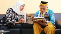 Khofifah saat bertemu dengan Mbah Harun, calon haji tertua asal Pamekasan. (Istimewa)