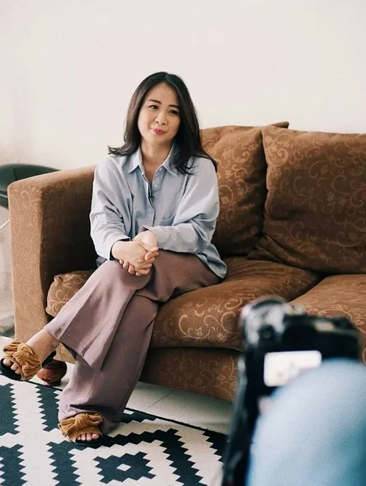 Tak hanya saat berlibur saja penampilan Astrid terlihat kasual. Akan tetapi di beberapa kesempatan saat melakukan wawancara, gaya Astrid pun terlihat santai namun tetap menawan. (Liputan6.com/IG/@astridbasjar)
