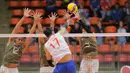Vietnam berhasil menemukan ritme permainan dan menutup set pembuka dengan kemenangan 25-21. Tampak dalam foto, pemain voli putra Indonesia, Rivan Nurmulki (kiri) dan Boy Arnez Arabi (kanan hadap lensa) melakukan block smash saat melawan Vietnam di babak semifinal SEA Games 2025 di Indoor Stadium Huamark, Bangkok, Thailand, Kamis (18/12/2025). (Bola.com/Bagaskara Lazuardi)