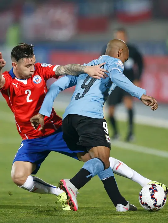 Penyerang Uruguay, Diego Rolan (kanan) berusaha melewati bek Chile, Eugenio Mena di perempat final Copa Amerika 2015 di National Stadium, Santiago, Chile, (25/6/2015). Chile melaju ke semifinal usai mengalahkan Uruguay 1-0. (REUTERS/Ueslei Marcelino)