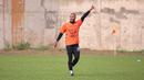 Pemain Persija Jakarta, Gustavo Almeida memberi aba-aba saat pertandingan internal sesama pemain dalam sesi latihan yang berlangsung di Nirwana Park, Bojongsari, Depok, Jawa Barat, Senin (20/11/2023). (Bola.com/Ikhwan Yanuar)