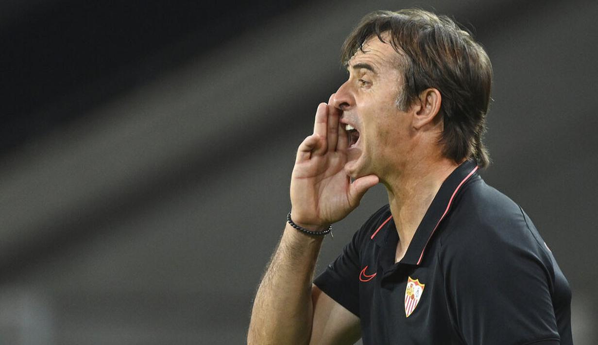 Pelatih Sevilla, Julen Lopetegui, memberikan arahan kepada anak asuhnya saat melawan Manchester United pada laga semifinal Liga Europa di Stadion RheinEnergie, Senin (17/8/2020). Sevilla menang 2-1 atas Manchester United. (Ina Fassbender/Pool Via AP)