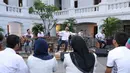 "Ini adalah hadiah buat kalian, 16 orang yang beruntung. Nyanyi buat kalian. Kenapa pilih konser di museum karena sebagian besar banyak yang kurang familiar ama museum. Saya pribadi senang ama sejarah," ucap Ariel. (Galih W. Satria/Bintang.com)