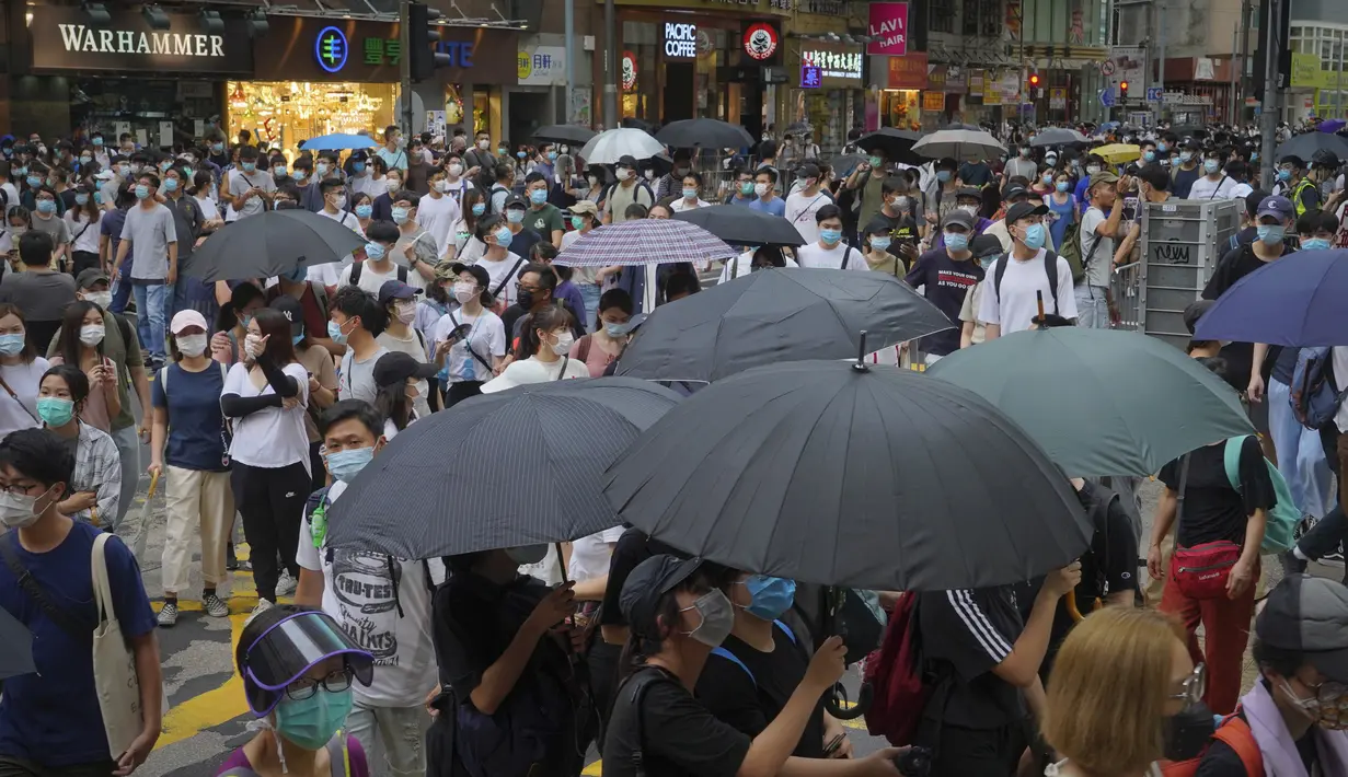 Para pengunjuk rasa yang menentang Undang-Undang Keamanan Nasional berbaris pada hari peringatan penyerahan Hong Kong ke China dari Inggris di Hong Kong, Rabu (1/7/2020). Unjuk rasa berlangsung sehari setelah pemberlakuan Undang-Undang Keamanan Nasional. (AP Photo/Vincent Yu)