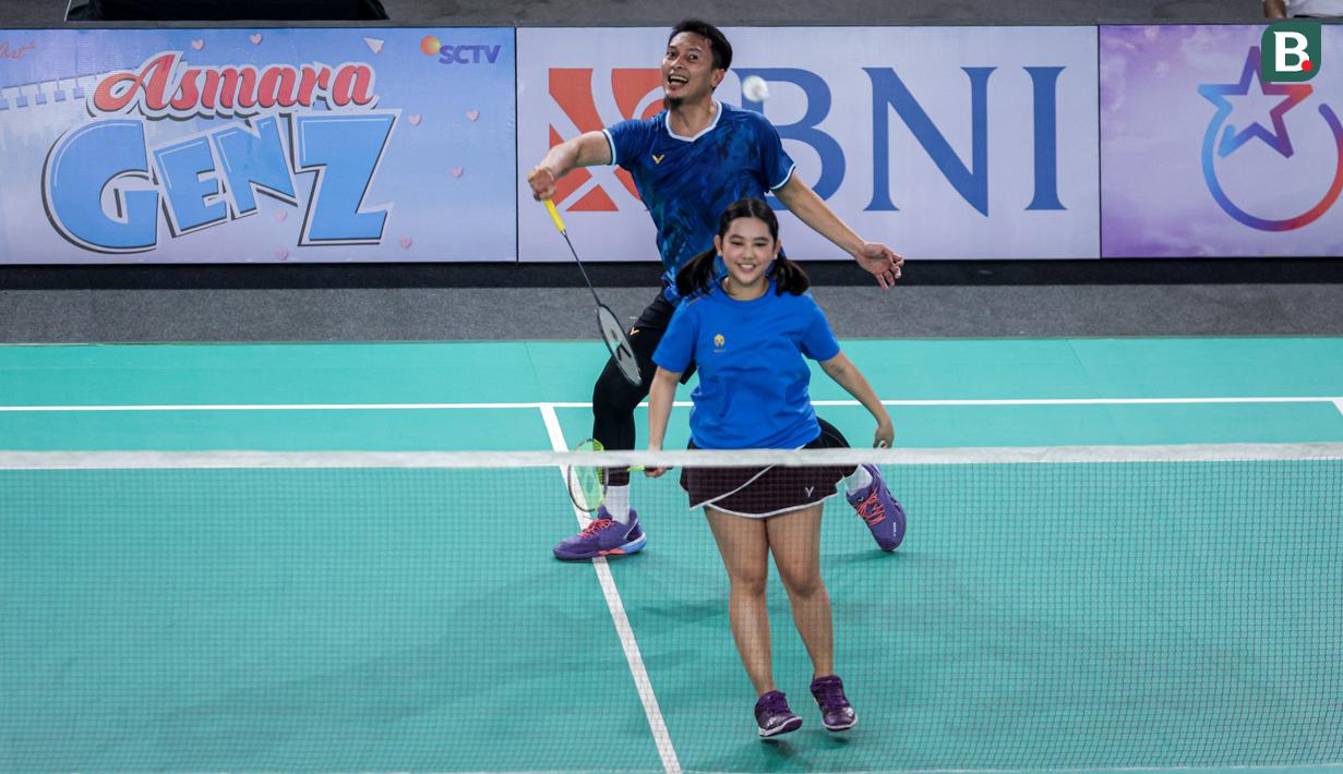 Mantan pebulu tangkis Indonesia, Mohammad Ahsan (kiri) dan penyanyi sekaligus selebritas Indonesia, Ziva Magnolya memukul kok ke arah pasangan mantan pebulu tangkis Indonesia, Debby Susanto dan selebritas, Rafael Tan pada laga semifinal Turnamen Olahraga Selebriti Indonesia (TOSI) Season 4 di GOR UNJ, Rawamangun, Jakarta, Minggu (02/11/2025). (Bola.com/Bagaskara Lazuardi)