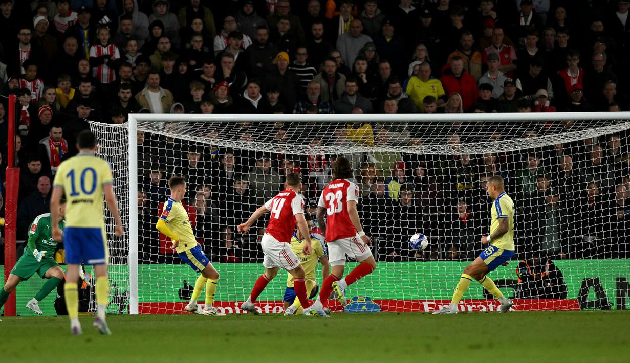 The Gunners yang tertinggal satu gol pada menit ke-35, awalnya berhasil menyamakan lewat Viktor Gyokeres pada babak kedua. (AFP/Glyn Kirk)