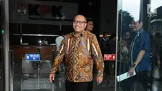 Direktur Utama BPJS Ketenagakerjaan, Agus Susanto berjalan meninggalkan Gedung KPK, Jakarta, Rabu (3/1). Agus Susanto menyerahkan santunan jaminan kecelakaan kerja kepada ahli waris salah satu karyawan KPK. (Liputan6.com/Helmi Fithriansyah)