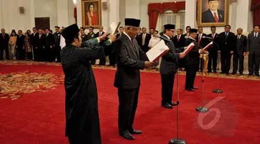 Suasana pengambilan sumpah janji 3 pejabat Plt pimpinan KPK, yakni Johan Budi Sapto Prabowo, Taufiequrachman Ruki dan Indriyanto Seno Aji di Istana Negara, Jakarta, Jumat (20/2/2015). (Liputan6.com/Faizal Fanani)