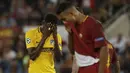 Pemain Atletico, Thomas (kiri) menutup wajah setelah gagal mencetak gol ke gawang AS Roma pada laga grup C Liga Champions di Olympic stadium, Rome (12/9/2017). AS ROma bermain imbang 0-0 dengan Atletico. (AP/Alessandra Tarantino)