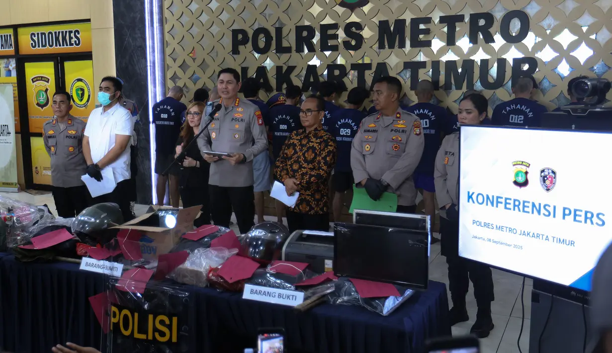 Kapolres Metro Jakarta Timur, Kombes Alfian Noffizal (tengah) memberi keterangan terkait pengungkapan hasil penyelidikan terkait serangkaian penyerangan, perusakan, dan pembakaran yang melanda Markas Polres Metro Jakarta Timur serta enam polsek pada 30–31 Agustus 2025 di Polres Metro Jakarta Timur, Senin (8/9/2025). (Kapanlagi.com/Budy Santoso)