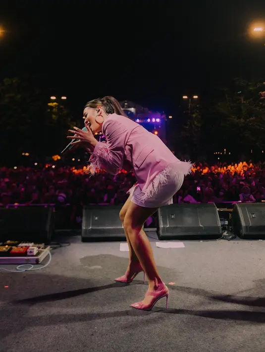 Raisa selalu curahkan seluruh perasaannya saat di atas panggung. Perasaan tersebutlah yang menjadi energi tersendiri yang bisa dirasakan para penonton. Totalitas Raisa saat di atas panggung ini bikin warganet kian terpesona dengan Raisa Andriana. (Liputan6.com/IG/@raisa6690)