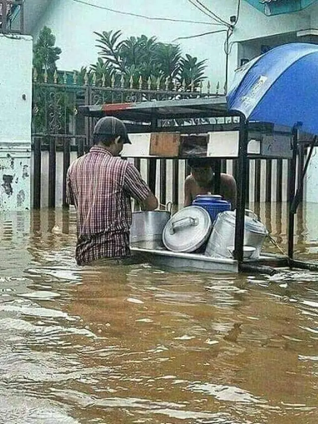 6 Potret Jualan Saat Banjir Ini Curi Perhatian, Totalitas Dalam Bekerja