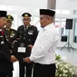 Pj. Bupati Barnas Adjidin memberikan simbolis pemberian SK Remisi kepada narapidana lapas Garut pada puncak perayaan HUT ke-79 RI di Gedung Pendopo Garut. (Liputan6.com/Jayadi Supriadin)