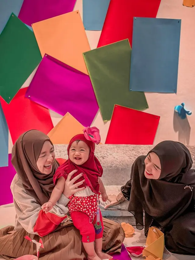 6 Momen Nissa Sabyan Momong Baby Moana Anak Ria Ricis, Terlihat Santai