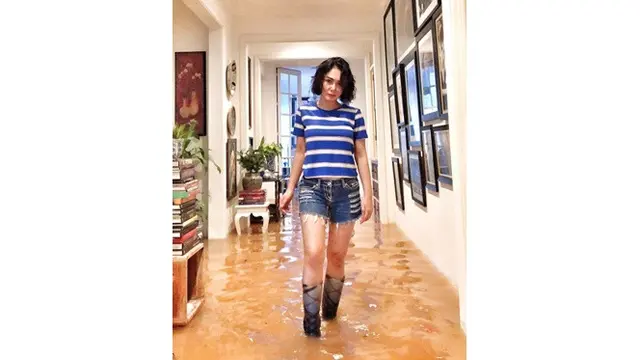 7 Gaya Yuni Shara saat Kebanjiran, Outfitnya Curi Perhatian