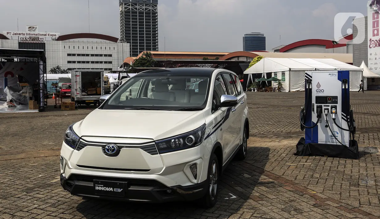 Mobil Toyota Kijang Innova EV Concept dihadirkan di area Indonesia International Motor Show (IIMS) 2022 di JIExpo Kemayoran, Jakarta, Kamis (31/3/2022). Kehadiran mobil ini juga diharapkan memberi nilai tambah bagi industri otomotif nasional sebagai produk ekspor. (Liputan6.com/Johan Oktavianus)