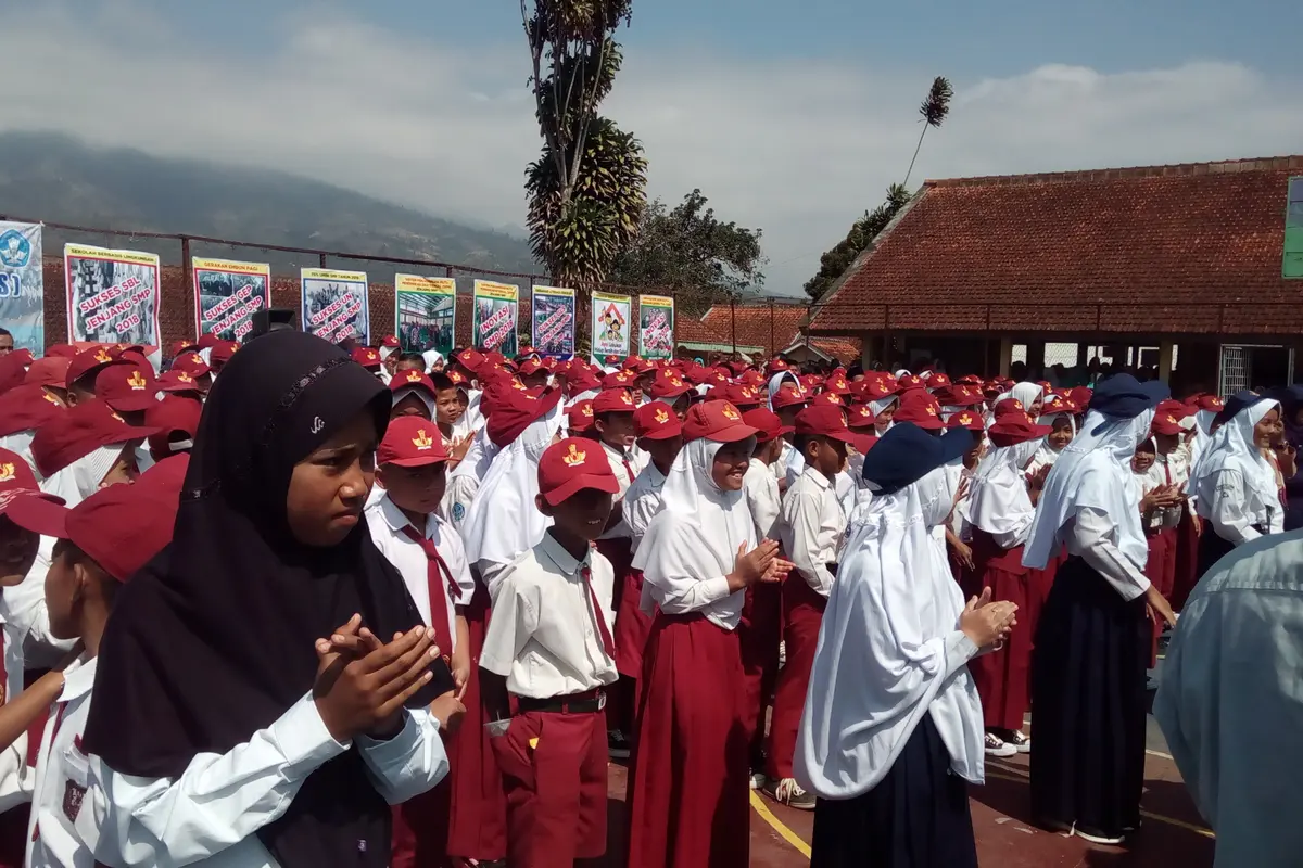 Ilustrasi anak-anak pelajar SD yang tengah masa pengenalan sekolah di Garut