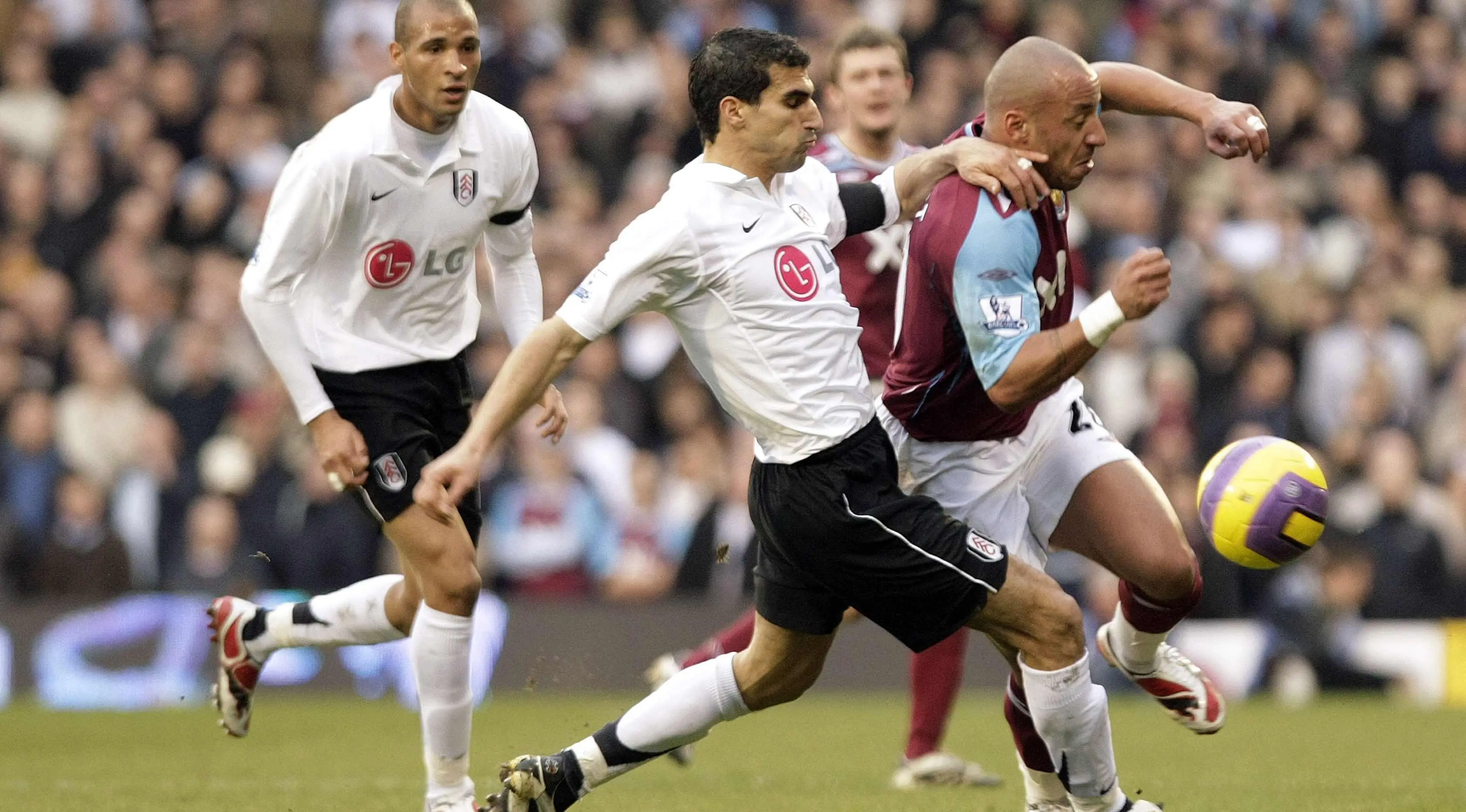 Julien Faubert (kanan) saat masih membela West Ham United.  (AFP Photo/Shaun Curry)