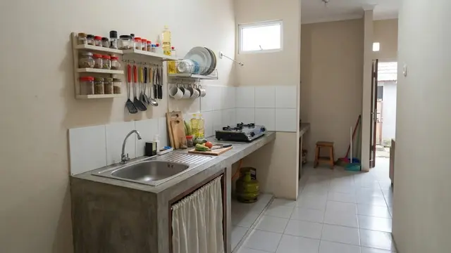 Desain dapur rumah subsidi dengan ruang terbatas yang anti bau dan tidak becek model memanjang di satu sisi