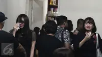 Suasana haru menyelimuti sejumlah member grup idola JKT48 saat melayat ke kediaman almarhum Inao Jiro, di Kota Tangerang Selatan, Rabu (22/3). Mereka datang kompak mengenakan baju berwarna serba hitam. (Liputan6.com/Herman Zakharia)