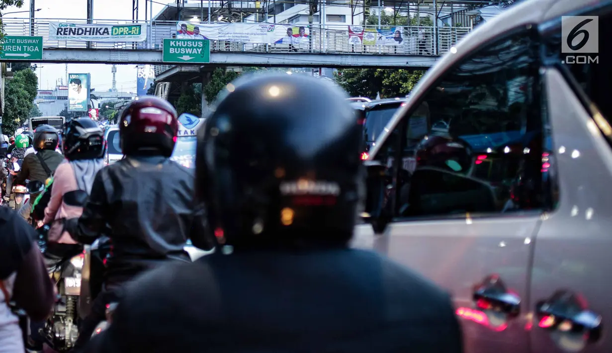 Kendaraan melintas di bawah Jembatan Penyeberangan Orang (JPO) yang dipasangi alat peraga kampanye (APK) di Mampang, Jakarta, Rabu (27/2). Meski sudah dilarang, namun masih ditemukan pemasangan APK di tempat terlarang. (Liputan6.com/Faizal Fanani)