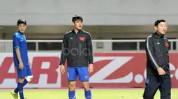 Lê Công Vinh (tengah) saat mengikuti sesi latihan sebelum melawan Timnas Indonesia di Stadion Pakansari, Bogor, (02/12/2016). (Bola.com/Nicklas Hanoatubun)
