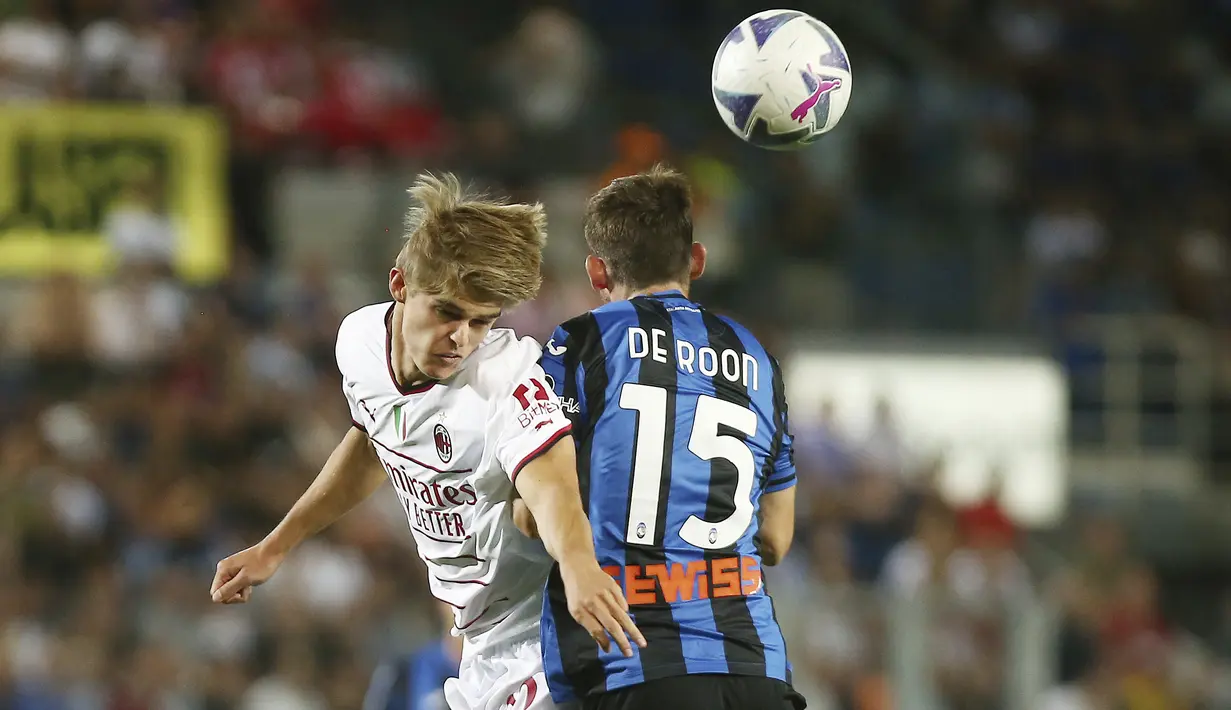 Gelandang Atalanta Marten de Roon berebut bola dengan gelandang AC Milan Charles De Ketelaere pada laga pekan kedua Serie A 2022/2023 di Stadion Atleti Azzurri d'Italia, Senin (22/8/2022) dini hari WIB. AC Milan hanya mampu bermain imbang 1-1 di kandang Atalanta. (Spada/LaPresse via AP)