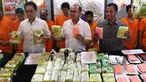 Direktur Tindak Pidana Narkoba Bareskrim Polri Brigjen Eko Daniyanto (tengah) menunjukkan tersangka beserta barang bukti kasus narkotika jaringan Malaysia-Sumatera di Jakarta, Senin (4/2). (Liputan6.com/Immanuel Antonius)