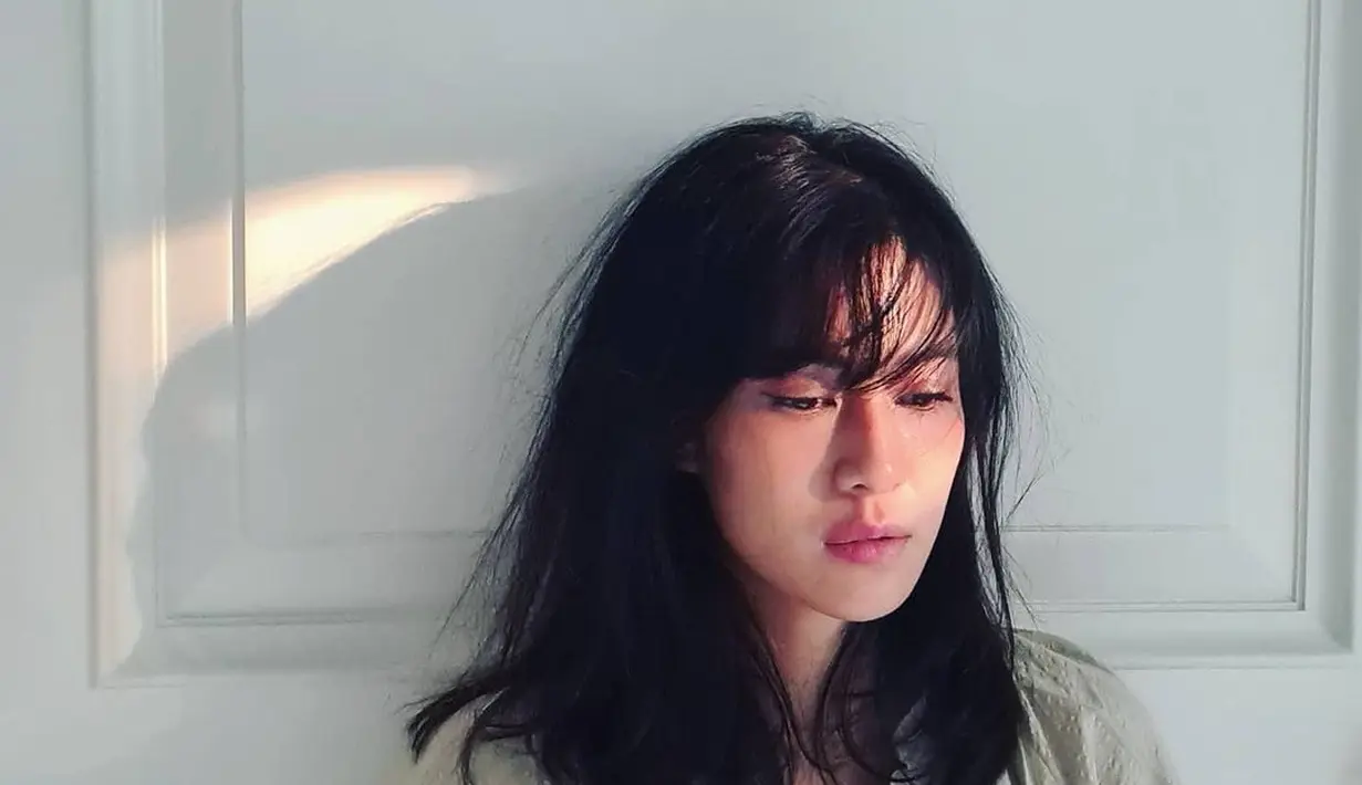 Dian Sastrowardoyo beberapa kali juga sempat mengikuti tren rambut berponi di kalangan selebriti. Poni rambutnya memberi bingkai wajah yang apik dengan rambut sebahunya (instagram/therealdianstr)