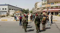 Pasukan keamanan Irak berkumpul di tempat terjadinya bom bunuh diri di Baghdad al-Jadida (Reuters)