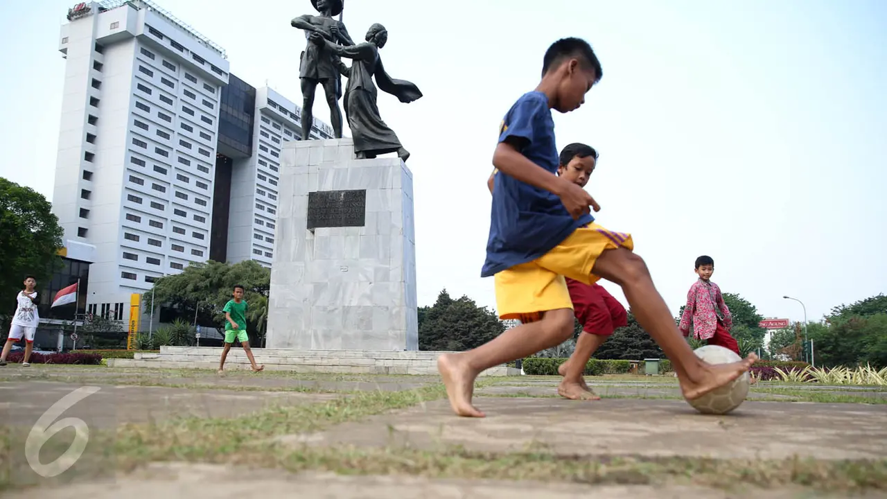 20151002-Anak Bermain Bola-Tugu Tani-Jakarta