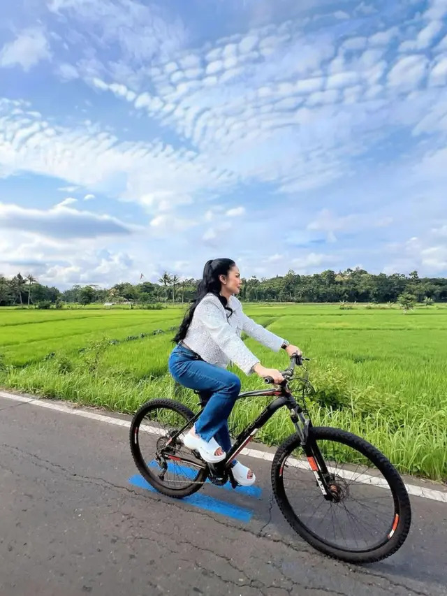 Krisdayanti bersepeda di plataran heritage Borobudur. (credit:instagram.com/krisdayantilemos)