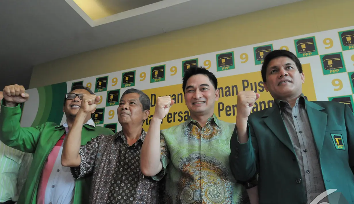 Sekjen PPP versi Djan Faridz, Dimyati Natakusumahdi (kedua kanan) didampingi pengurus harian memberikan keterangan pers di Jakarta, Senin (8/10/2014). (Liputan6.com/Herman Zakharia)