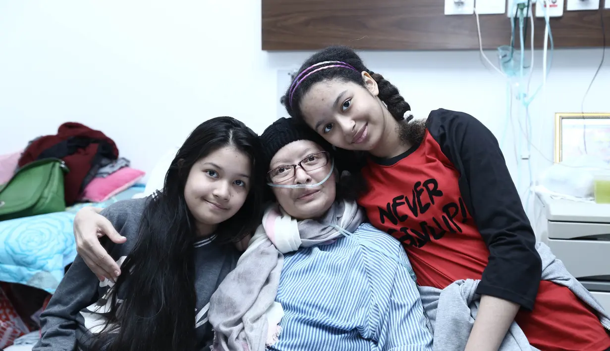 Kedatangan para sahabat itu juga membawa kabar baik. Linggasuri yang mengetahui penyakit Yana Zein sejak awal berencana membuat pengalangan dana bersama teman-temannya. Dari hasilnya itu untuk biaya pengobatan Yana. (Galih W. Satria/Bintang.com)