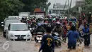 Sejumlah kendaraan bermotor berusaha menerobos banjir di Jalan Raya Kalimalang, Caman, Bekasi, Senin (20/2). Banjir setinggi 80 cm itu disebabkan drainase buruk dan diperparah tingginya intensitas curah hujan. (Liputan6.com/Gempur M Surya)