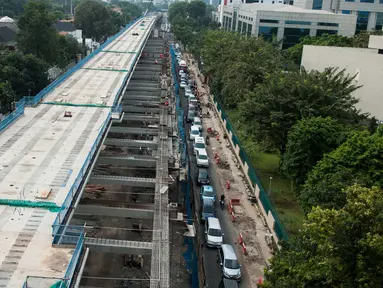 Suasana pengerjaan pembangunan mass rapid transit (MRT) tahap pertama sektor layang di Kawasan Blok M, Jakarta, Senin (15/5). (Liputan6.com/Gempur M Surya)