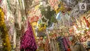 Sejumlah calon pembeli memilih pernak-pernik Natal di Pasar Asemka, Jakarta, Kamis (10/12/2020). Menurut seorang penjual, omset penjualan pernak-pernik bertema Natal turun drastis sekitar 50% dari biasanya karena pandemi Covid-19. (Liputan6.com/Faizal Fanani)
