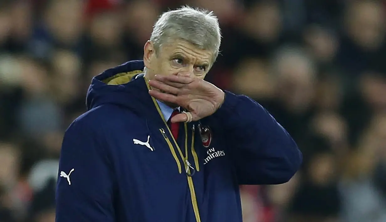 Fans Arsenal tampak murung usai menyaksikan kekalahan timnya 0-4 dari Southampton. Akhir tahun yang menyedihkan bagi para penggemar The Gunners. (Reuters/Eddie Keogh)